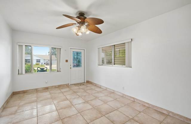 Charming 3-Bedroom West Tampa Home with Fenced Yard & Workshop Gallery 4