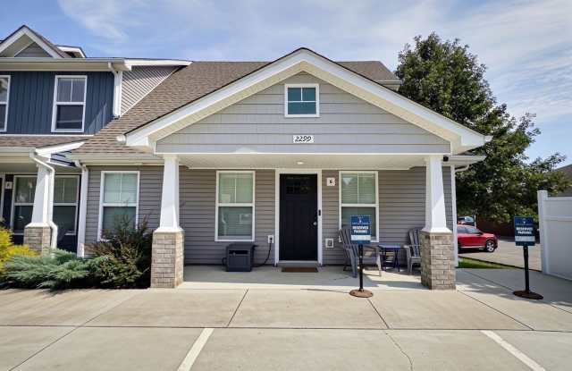 ***FURNISHED THREE-BEDROOM TOWNHOUSE*** Gallery 4