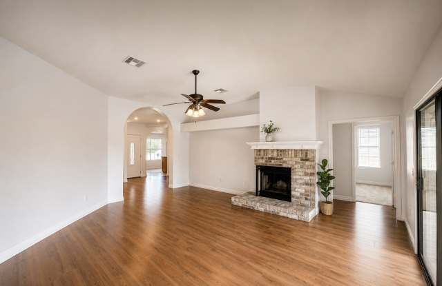 Spacious 4 Bedroom, 2 Bath Pool Home Within Walking Distance to Freestone Park! Gallery 4