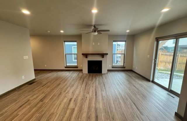 Beautiful 3 Bed, 2.5 Bath Large Townhome Gallery 4