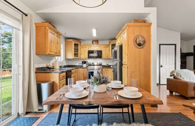 Glacier Chalet – Cozy Columbia Falls Retreat Near Glacier National Park Gallery 4