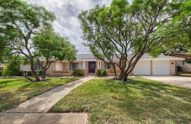 Beautiful 4-Bedroom Windcrest Home with Pool Gallery 1