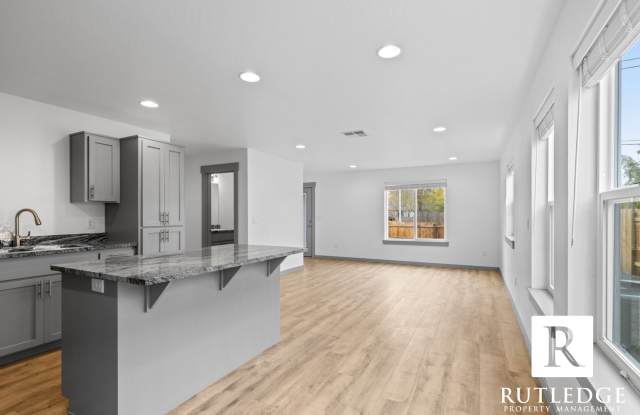 3 Bed/2.5 Bath Townhome in Medford - 370 Beechwood Way, Medford, OR 97501