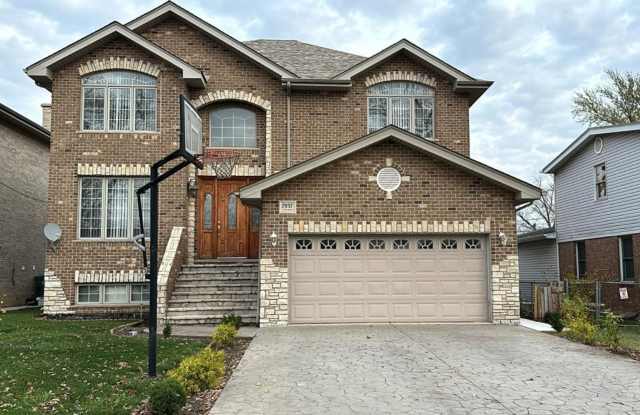 Spacious 5 Bedroom 3.5 Bathroom House in Burbank - 7937 Normandy Avenue, Burbank, IL 60459