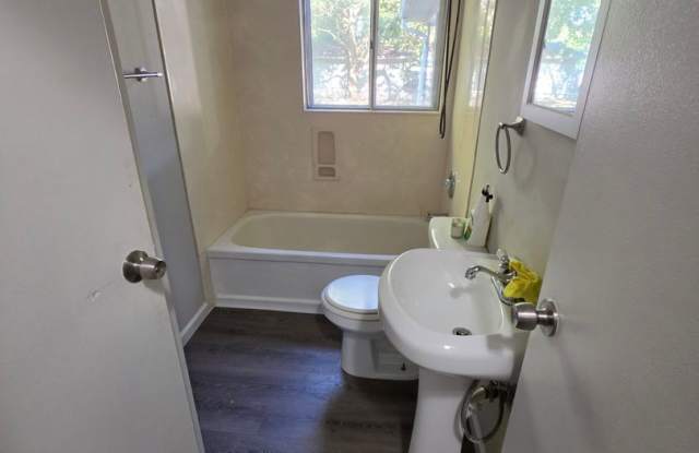 FOR RENT – SPACIOUS 4 BEDROOM HOUSE! Gallery 4