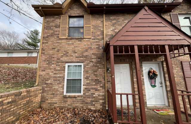 Great 2 bdrm w/ Fenced in Back Courtyard Less than 20 minutes to Downtown Nashville! - 354 Ladybird Drive, Nashville, TN 37217