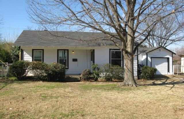 1126 S Pine Street - 1126 South Pine Street, Grapevine, TX 76051
