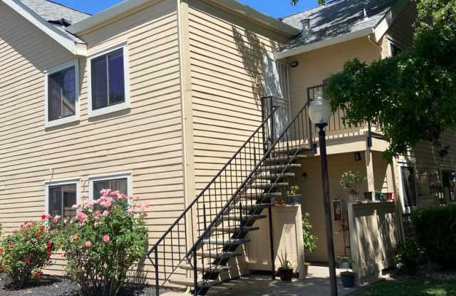Upstairs 3 Bdrm, 2 Bath Condo - Citrus Heights - Quick Hwy 80 access! - 7437 Auburn Oaks Court, Citrus Heights, CA 95621