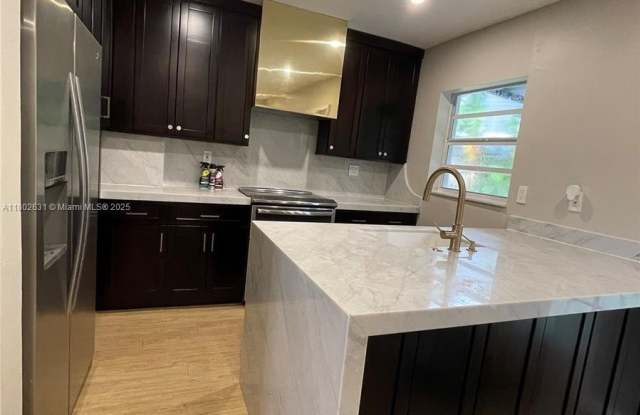 8005 SW 63rd Pl Gallery 2