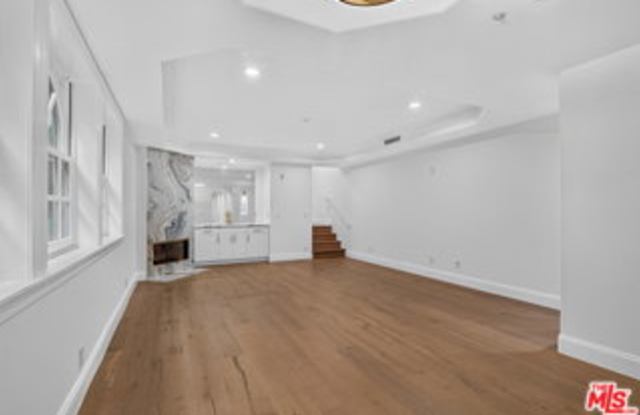 342 North Palm Drive Gallery 1