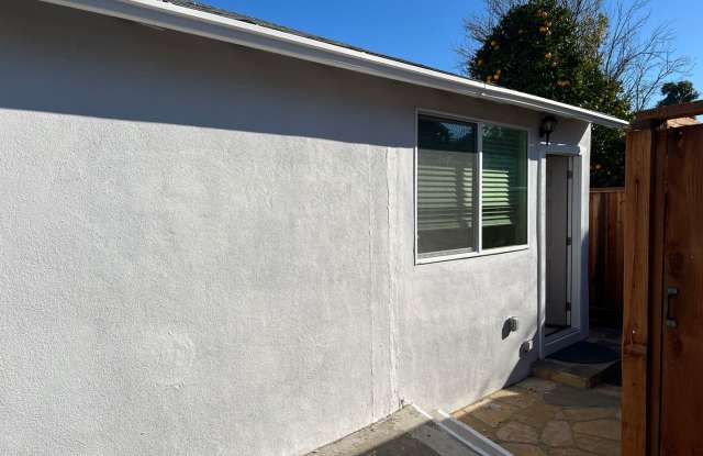 BEAUTIFUL DETACHED ADU WITH AC, NEW APPLIANCES, PRIVATE ENTRANCE, UPDATED KITCHEN AND MORE!!! photos photos