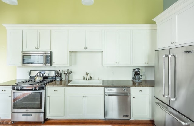 216 W Park Ave Apt A - 216 West Park Avenue, Savannah, GA 31401