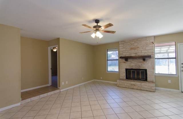704 Lakeview CV Gallery 2