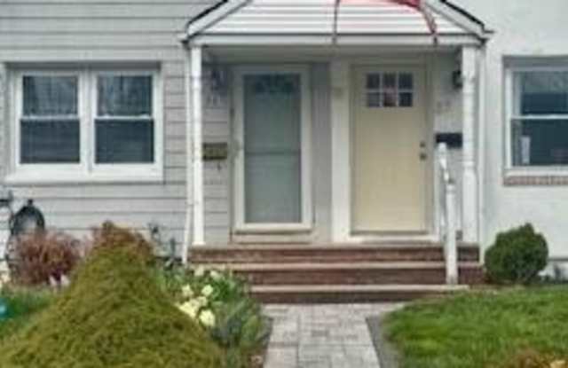 35 Victory Court - 35 Victory Court, Metuchen, NJ 08840