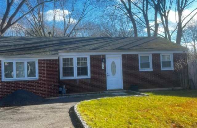 1639 north thomspon dr - 1639 North Thompson Drive, Baywood, NY 11706
