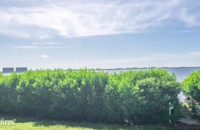 2210 Bay Club Circle Gallery 3