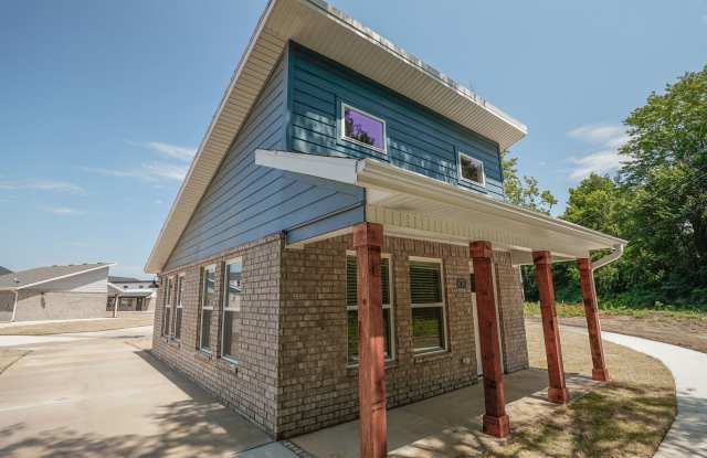 1 Bedroom 1 Bath Cottage in Fayetteville! - 676 North Honey Locust Bend, Fayetteville, AR 72704