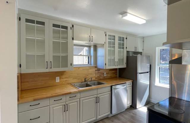 Lakeview 4-Bedroom Home Steps from Moore Park – Updated Throughout! 2.8 miles from Sky Lakes and OIT photos photos