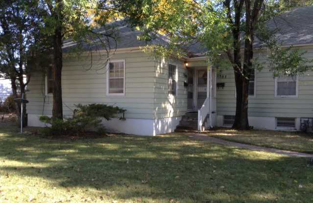 NICELY UPDATED 2 BEDROOM, 1 BATHROOM APARTMENT photos photos