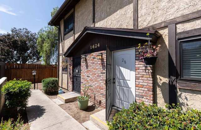 SPRING VALLEY HIDDEN GEM, LIGHT  BRIGHT TOWNHOME, WASHER/DRYER IN UNIT, POOL  PET FRIENDLY!!! photos photos