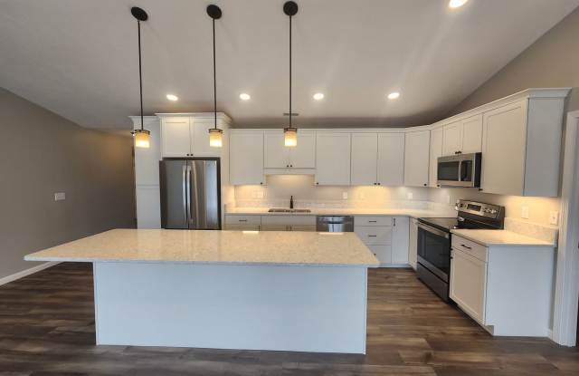 Qualified applicants who sign a lease by October 31st will receive $2,000 OFF at move-in. Apply today to take advantage of this special offer! Gallery 4