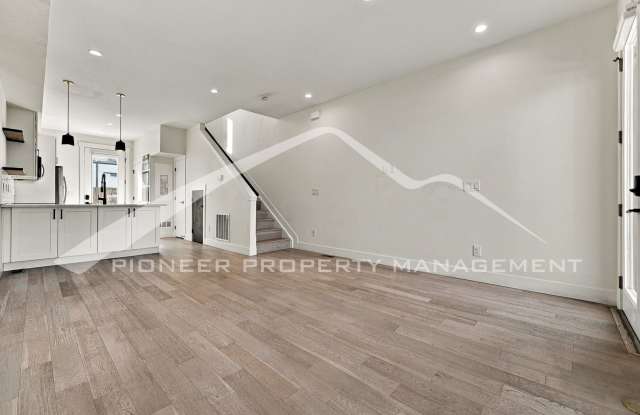 Gorgeous Townhome with Central AC and Washer/Dryer Gallery 4