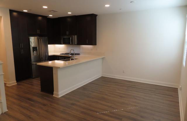 Immaculate Three bedroom Townhome in Gated Community Gallery 4