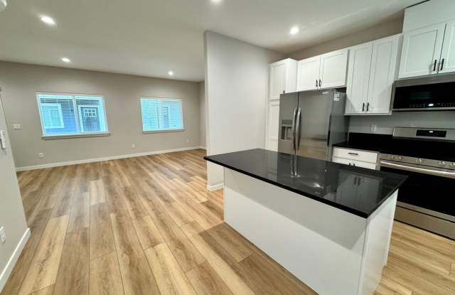 Newly Built 3 Bed, 2.5 Bath Cottage Homes with Free Wifi Internet Gallery 1