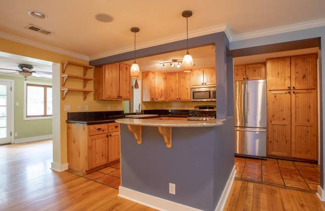 Charming 3 bedroom/2 bathroom Single Family Home! photos photos