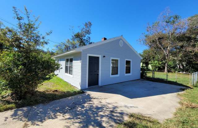 11 Bertram St Pensacola: MOVE IN SPECIAL: HALF OFF first full month of rent!!! photos photos