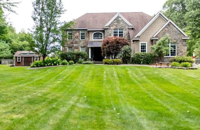 29 Beacon Hill Dr - 29 Beacon Hill Drive, Saratoga Springs, NY 12866