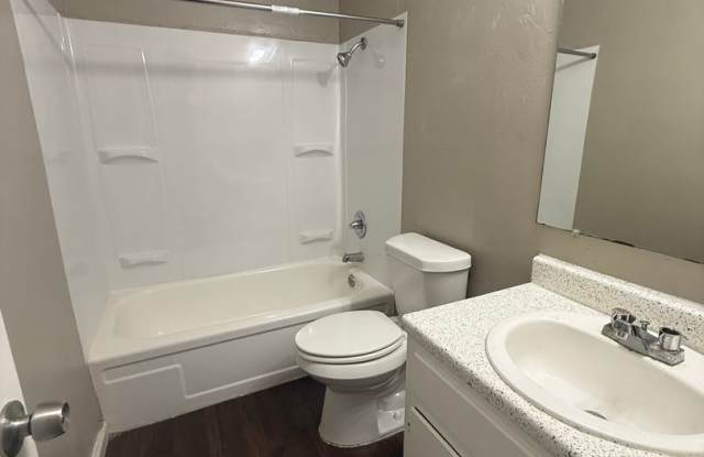 2 bedroom/1 bath RENOVATED Gallery 4