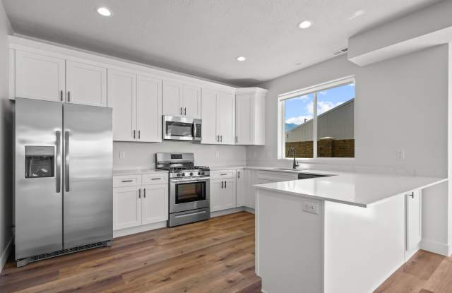 489 W 1760 N - 27 photos photos