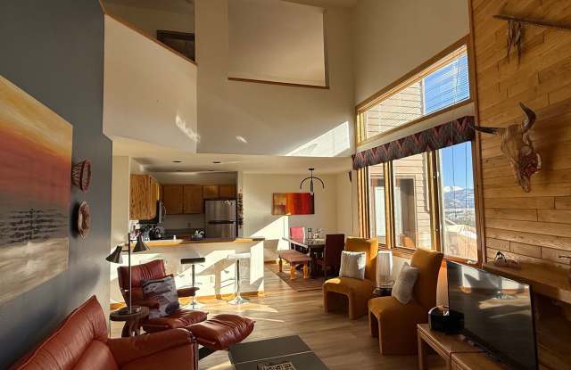 Light Bright 2 BDR plus Loft 3BATH Gallery 2