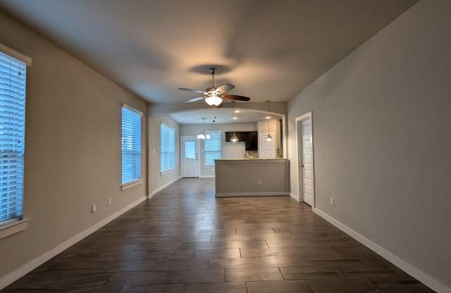 3/2.5/2 Duplex Close to Creekside Shopping, Restaurants, & Entertainment / Fenced in Backyard / CISD Gallery 4