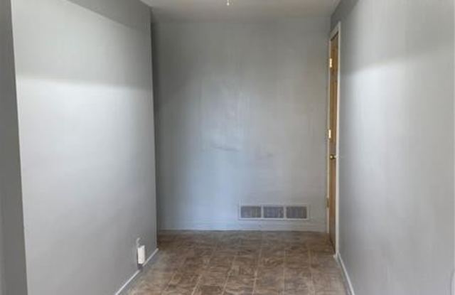 271 N Dithridge St Gallery 2
