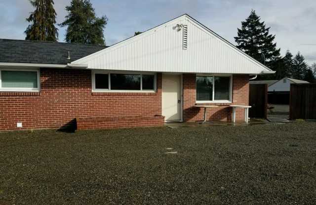 Cute and cozy 3 Bedroom on Extra Large Lot! Gallery 1