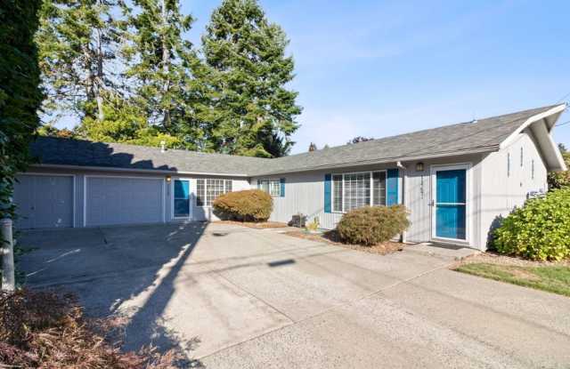 2 bed 1 bath Duplex unit in Milwaukie Hector Campbell Neighborhood photos photos