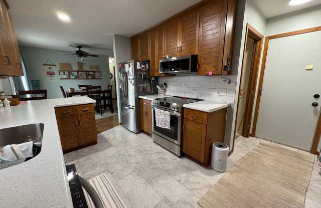 Fully Furnished 3 Bed 2 Bath! Gallery 3