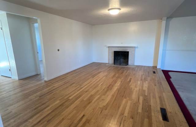 55th Ave 3+ bedroom with attached oversized 1 car garage Gallery 4