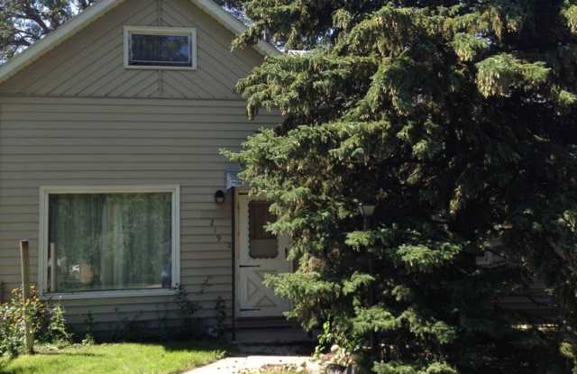 4 Bed 1 Bath + Double Stall Garage Gallery 1