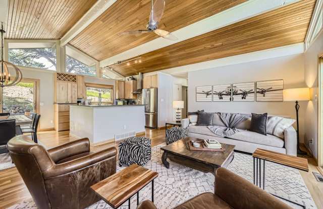 Stunning 4 BDR/2BA Mountain Retreat Gallery 3