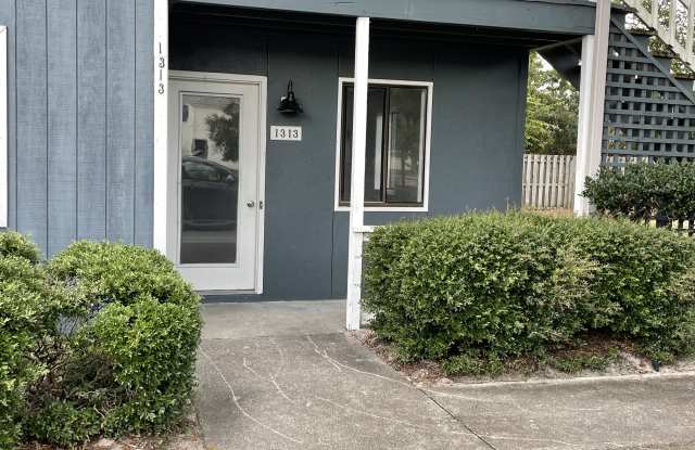 Updated 2 bedroom with 2 bathroom end unit condo! Gallery 2