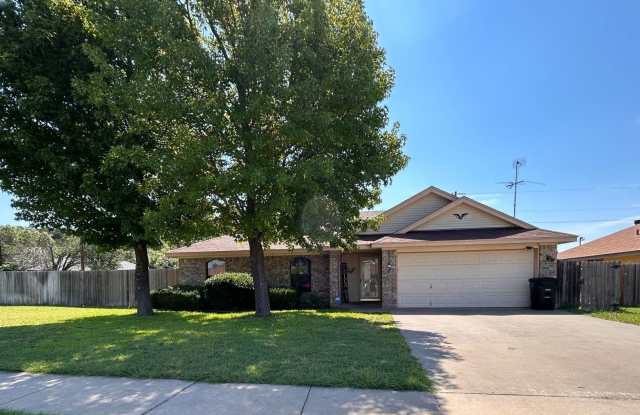 Four bedroom on corner lot with St. Augustine grass and irrigation system! - 2614 Hidden Hill Drive, Killeen, TX 76543