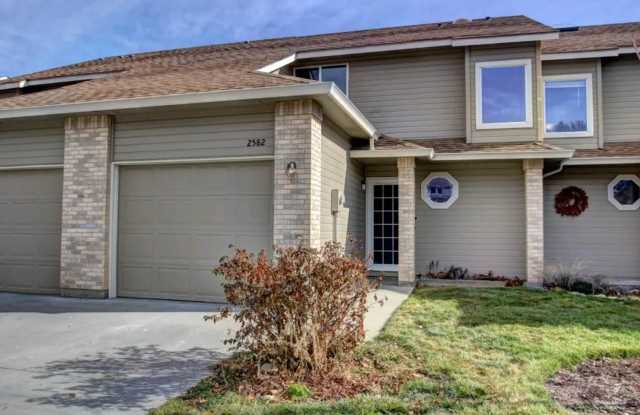 Spacious 3 bed Townhome with Fenced Yard, Garage,  Community Pool in Prime Boise Location! photos photos