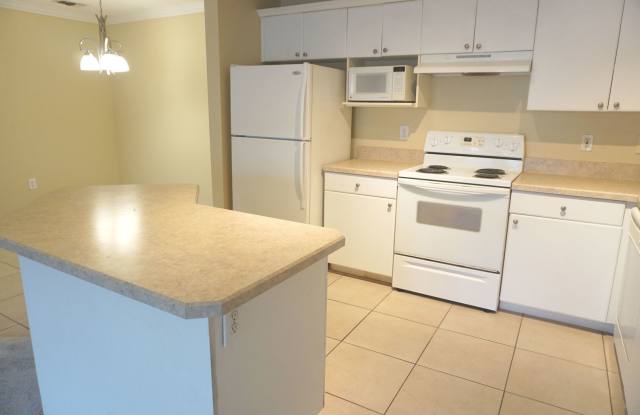 2/2 condo in gated community with great southside location - 3591 Kernan Boulevard South, Jacksonville, FL 32224