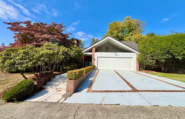 Elegant Windermere Home with Spacious Living, Private Courtyard & Lake Washington Proximity Gallery 1