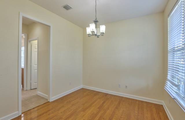 3005 Dickinson Gallery 4