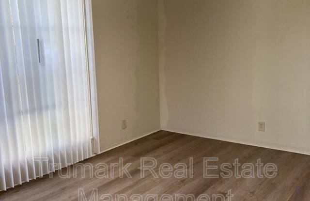1037 E Glenoaks Blvd photos photos