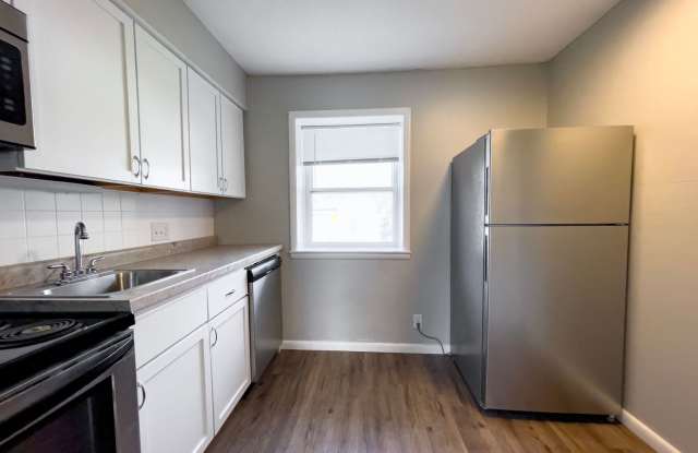 1 Bedroom Unit with detailed cabinets and hardwood style flooring, Close to Campus Gallery 2